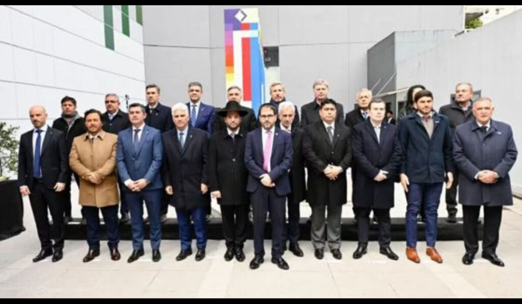 EL GOBERNADOR DE SALTA PARTICIPO EN LA AMIA DEL ENCUENTRO FEDERAL POR LA MEMORIA