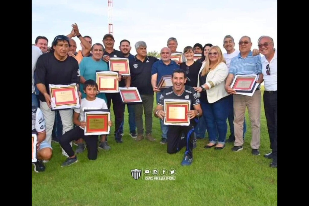DEPORTES| EL CLUB CHACO FOR EVER ENTREGÓ DISTINCIONES A SUS GLORIAS DEL FÚTBOL DEL AÑO 1989