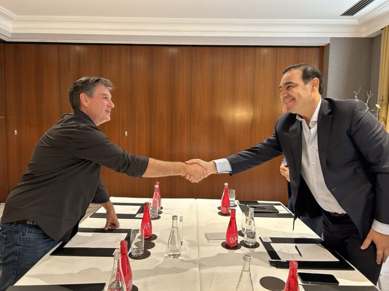 CORRIENTES: En Suiza, Valdés acordó la primera exportación de cannabis medicinal para compradores europeos
