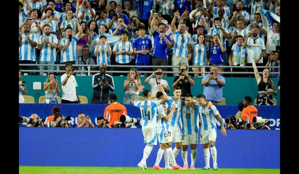 Con dos golazos de Lautaro Martínez, la Selección derrotó a Perú y terminó la fase de grupos con puntaje perfecto.