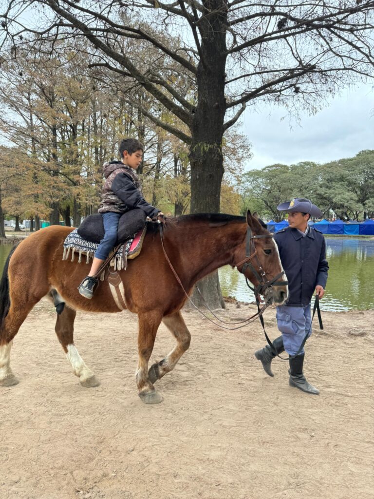 BIENAL 2024| Caballería de la Policía del Chaco brinda paseos a los niños