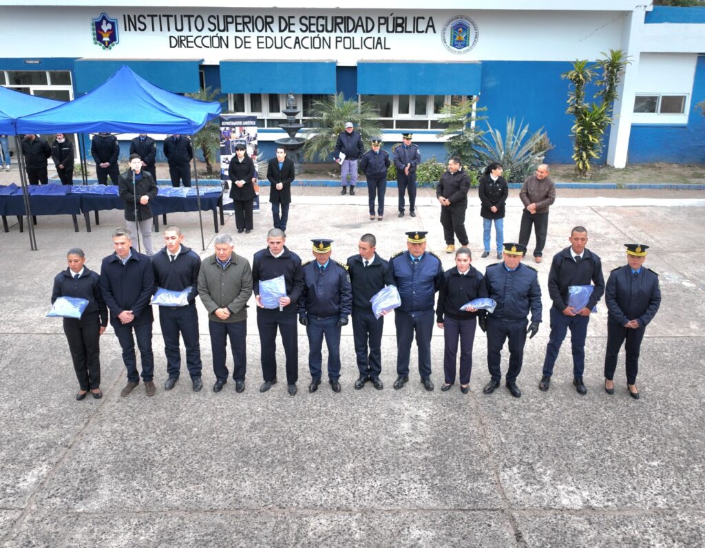El Gobierno del Chaco entregó uniformes a estudiantes de la Escuela de Policía