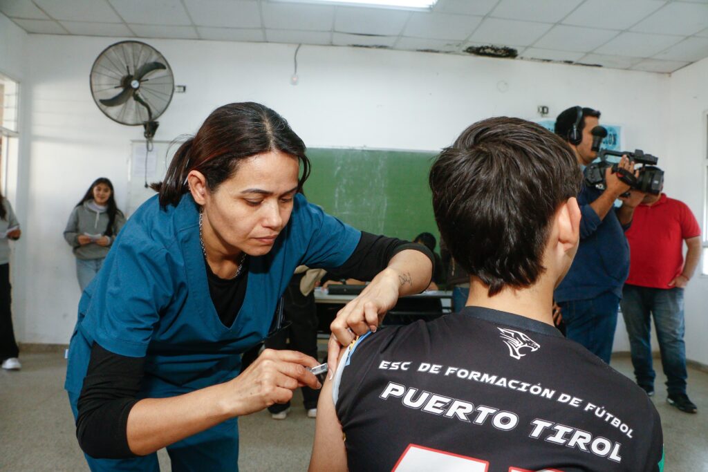 Chaco inició en Puerto Tirol la campaña de vacunación contra el dengue