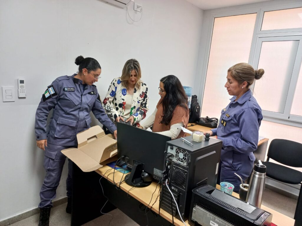 Equipan con elementos para dispositivos en el Departamento Violencia Familiar y de Género de la Policía del Chaco
