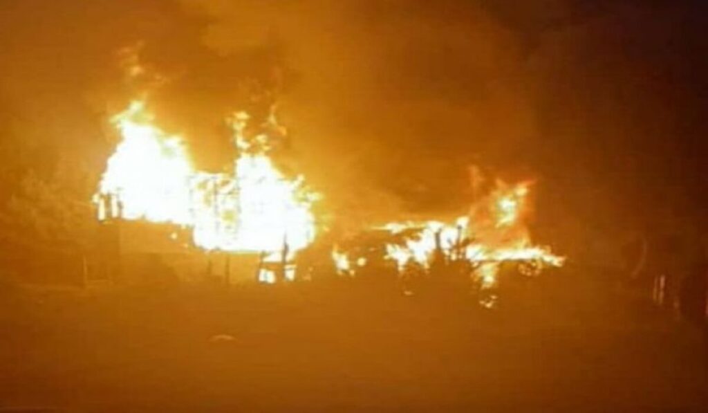 Efectivos de la Policía del Chaco junto a bomberos trabajaron para extinguir incendio en un barrio de Resistencia Imagen ilustrativa