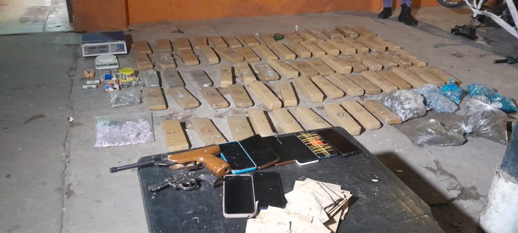 Secuestran más de 64 kg de marihuana y detienen a 6 personas en allanamiento de un barrio de la capital de Chaco