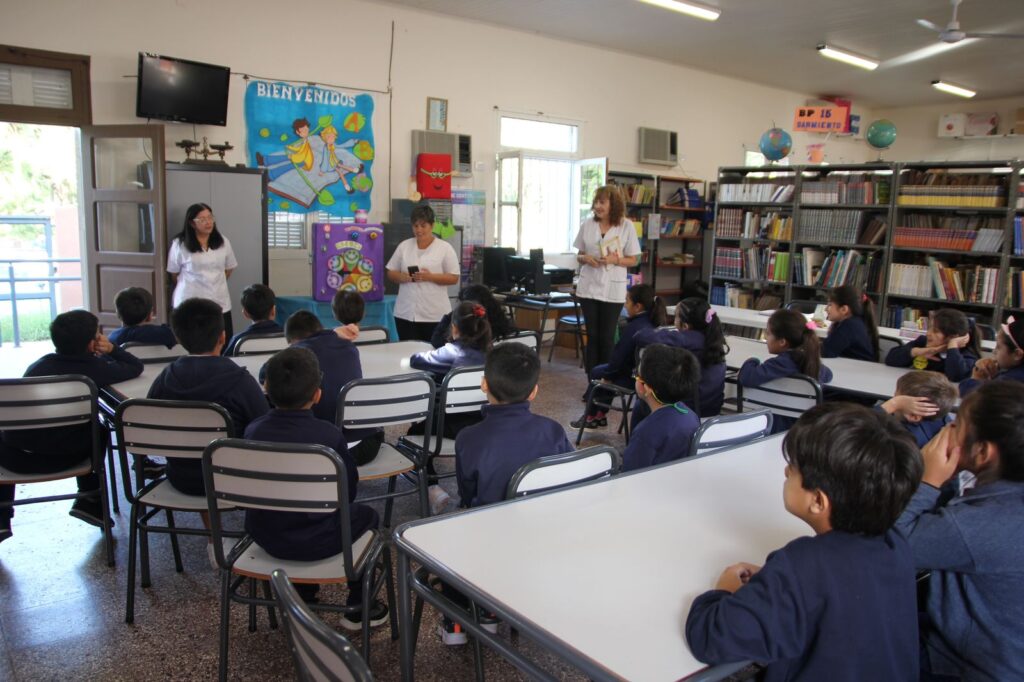 Educación abona la primera cuota del Fondo Bibliotecario Chaqueño