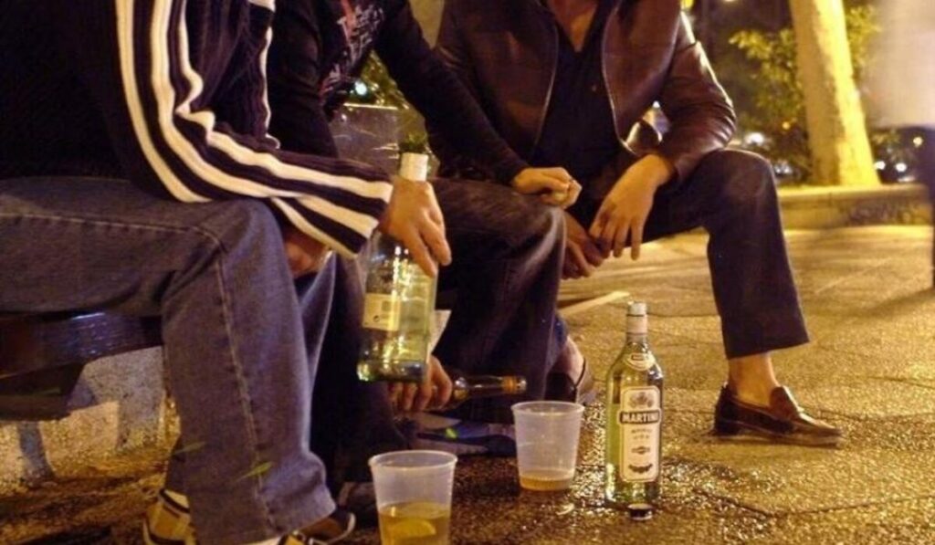 Tomaban algo, se desconocieron y uno disparó en la pierna del otro