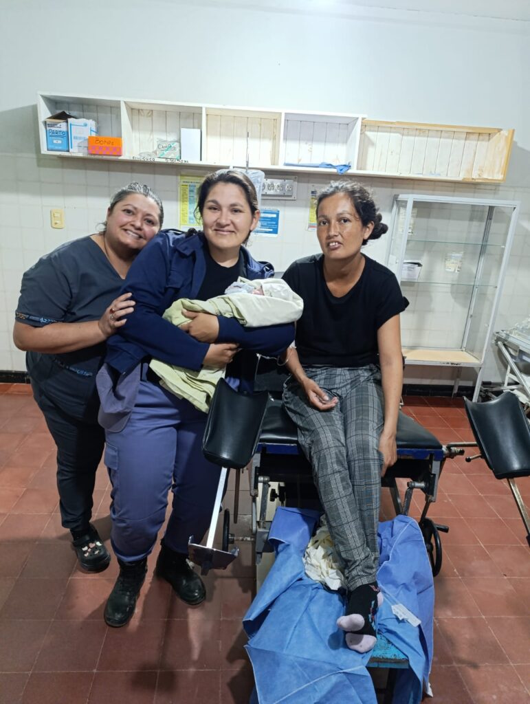 En pleno temporal en el interior de Chaco mujer policía ofició de partera