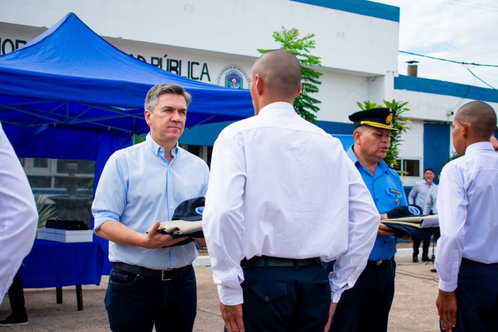 Gobierno de Chaco entregó uniformes a alumnos de la Escuela de Policía y ratificó el compromiso con la seguridad pública