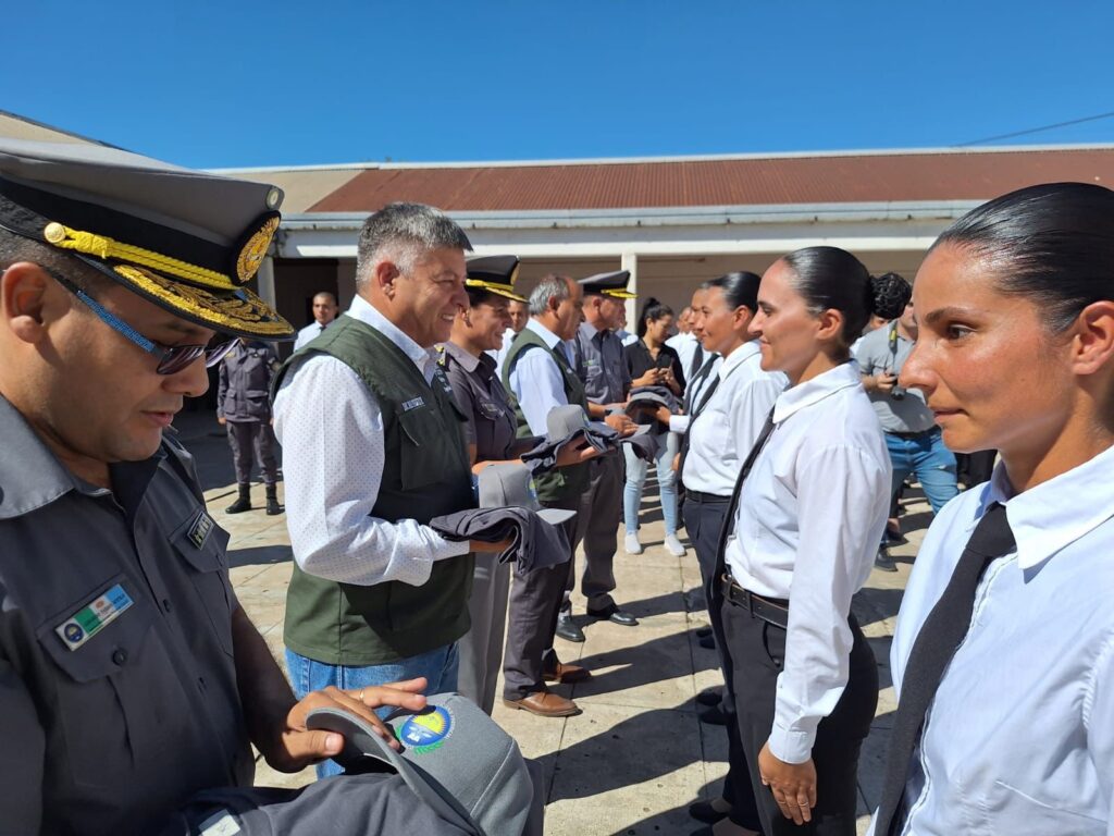 Gobierno de Chaco entregó indumentaria a alumnos del curso de Formación para Agentes Penitenciarios