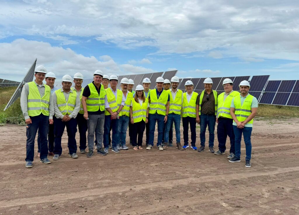 El gobernador de Chaco recorrió la obra de un nuevo complejo solar en la provincia