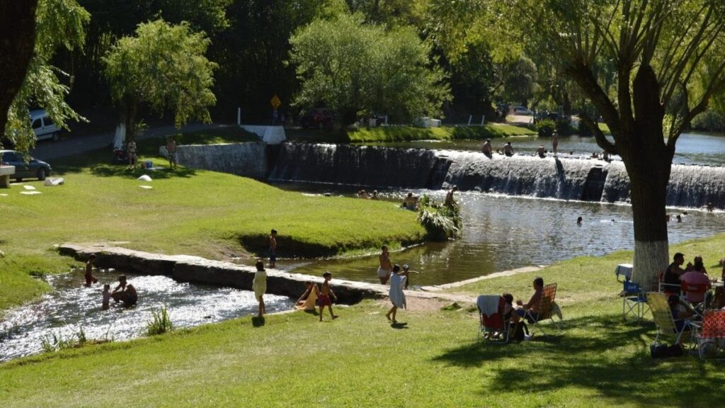 Ni La Falda ni Villa Carlos Paz: el pueblito de Córdoba con aguas cristalinas y cascadas para ir este verano