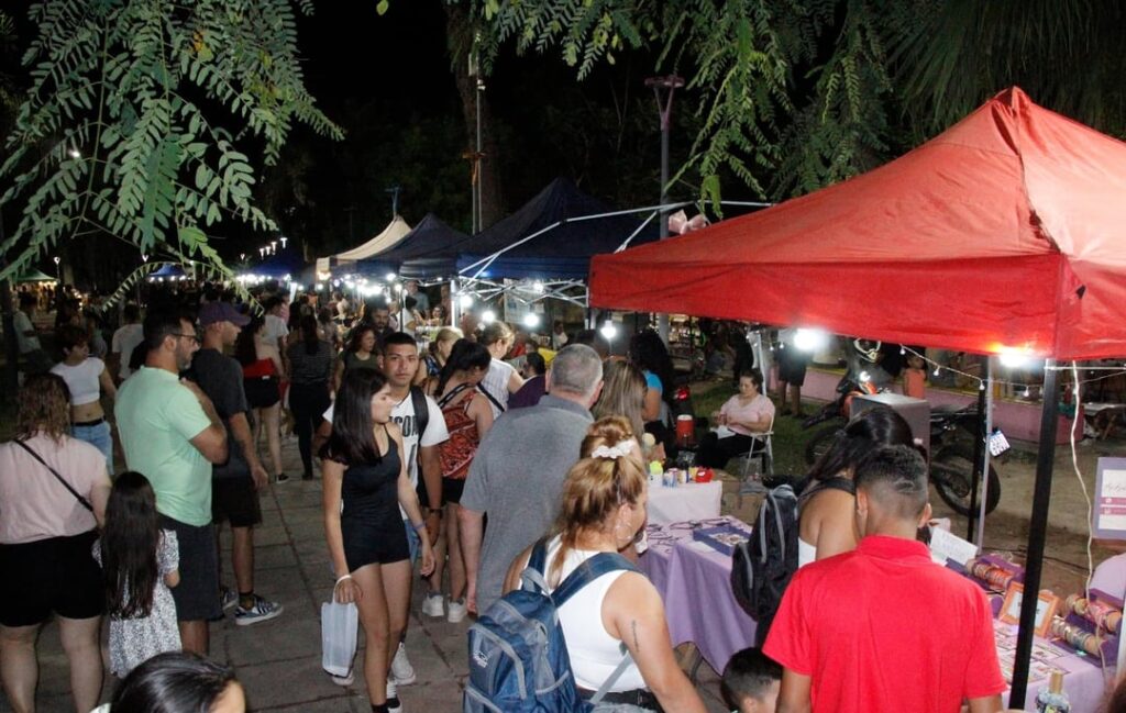 Gran número de familias visitaron la feria de artesanías en la previa de la llegada de los Reyes Magos a Resistencia