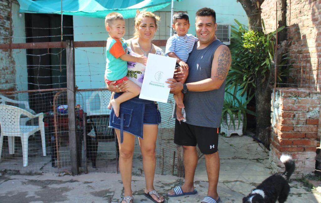 El municipio de la capital chaqueña entregó títulos de propiedad en 2 barrios de la ciudad