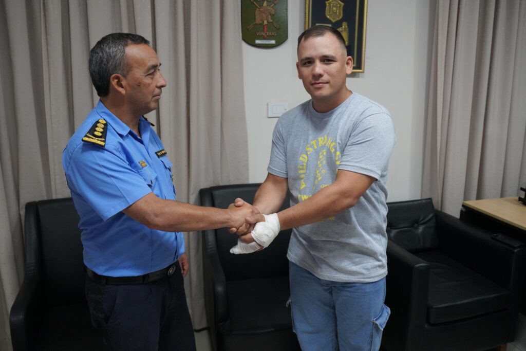 Policía lesionado en persecución fue recibido y felicitado por los jefes de la Policía del Chaco