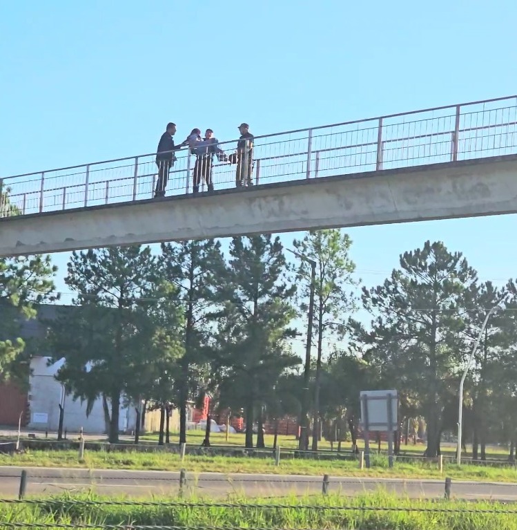 Rescatan a una menor que intentó saltar de una pasarela en la capital chaqueña