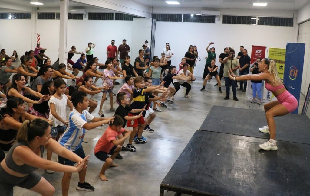 Decenas de mujeres disfrutaron del «Cardio de la Felicidad» en el Domo del Centenario de la capital chaqueña