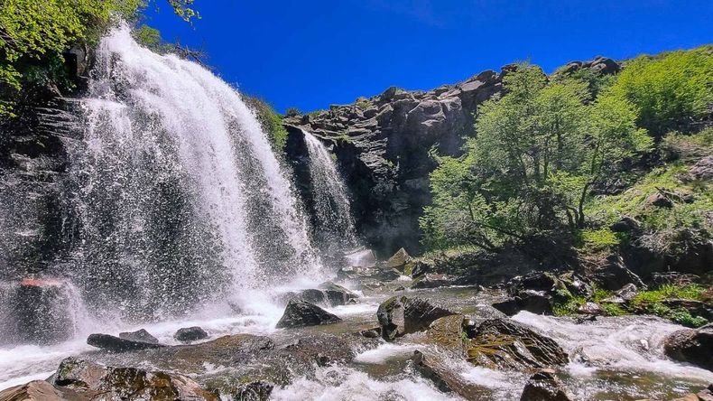 Turismo en Argentina: el pueblo que tiene cascadas de 40 metros