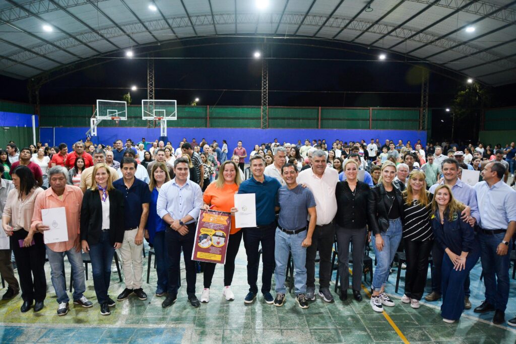 El gobernador de Chaco entregó títulos de propiedad en la Isla del Cerrito y firmó convenio para la instalación de un Centro de Monitoreo local