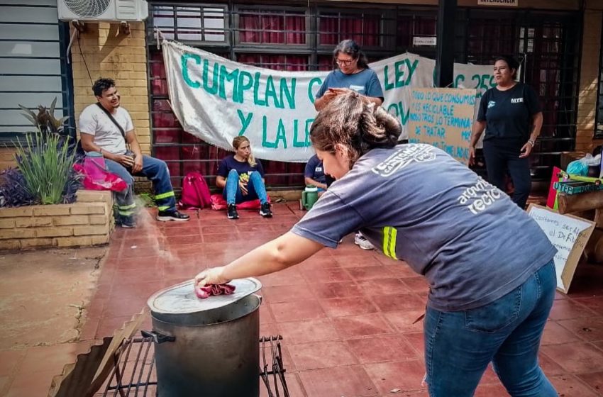 Cartoneros acampan frente a la Municipalidad de Puerto Iguazú: exigen respuestas al intendente