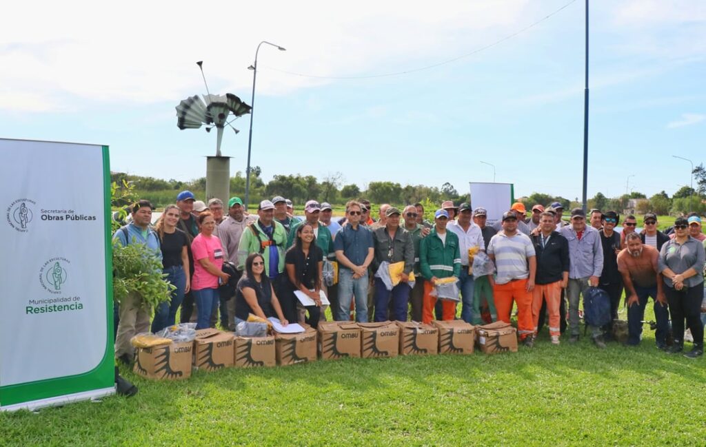 El municipio de la ciudad de Resistencia equipó con impermeables y botas para lluvias al personal conocido como «Los Carpinchos»