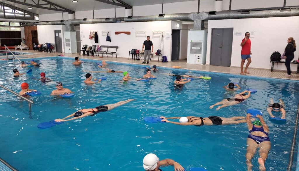 El Polideportivo deportivo Jaime Zapata de la capital chaqueña ya cuenta con actividades en su pileta climatizada
