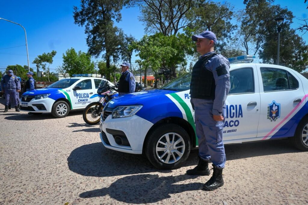 El Gobernador de Chaco Entregó Nuevos móviles para las Comisarias de Las Breñas y Charata