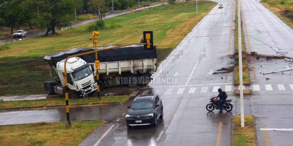 RESISTENCIA|Camión Pierde el Control por la Lluvia e Impacta Contra Semáforo y Luminarias en la Ruta Nacional 11