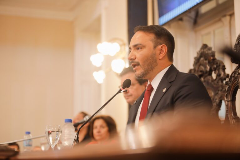 Gobernador Valdés Admite Crisis y Lanza «Sostiene Corrientes»: Créditos para Refinanciar Deudas Familiares en 6 o 12 Cuotas