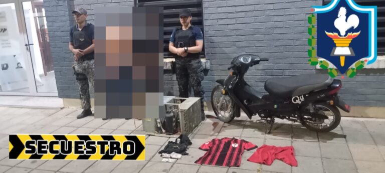 RESISTENCIA| Detienen a Dos Hombres en el Barrio 160 Viviendas Intentando Huir con un Aire Acondicionado Robado