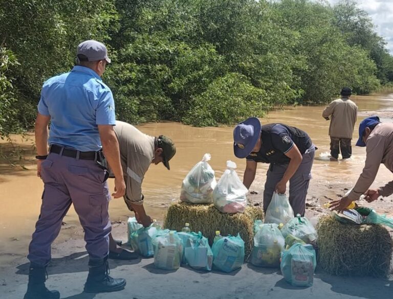 Asistencia en Terreno: La Policía del Chaco Continúa Asistiendo a Familias Aisladas por la Crecida del Río Bermejo