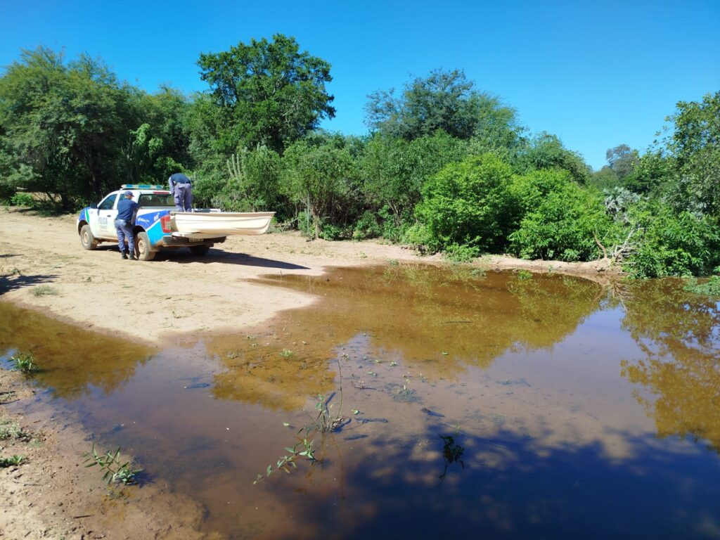 Solidaridad en El Impenetrable: la Policía del Chaco traslada médicos en lancha para asistir a familias aisladas