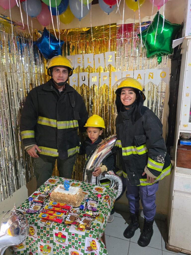 Quería festejar su cumple con los bomberos y ellos estuvieron ahí: El sueño cumplido de Valentino