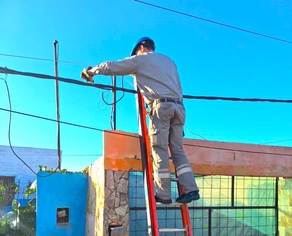Sáenz Peña: Masivo operativo de SECHEEP para eliminar conexiones clandestinas en más de 20 barrios