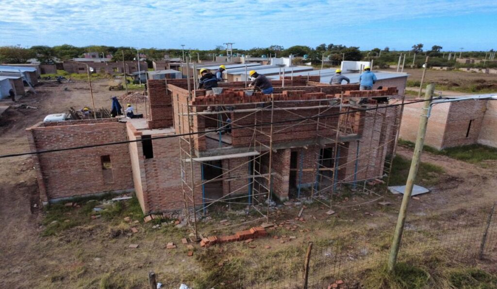 Gobierno provincial supervisa la construcción de nuevas viviendas en el barrio Santa Rita de Sáenz Peña
