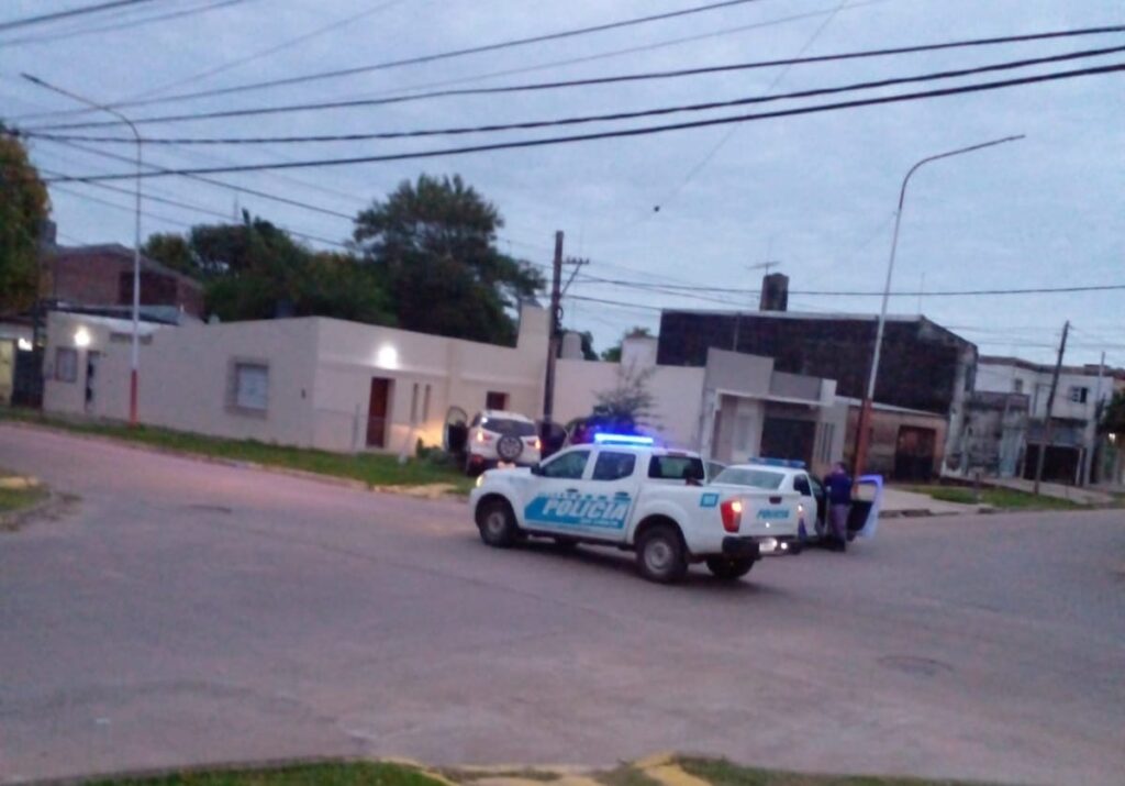 Impactante choque en Resistencia: un patrullero con la sirena encendida colisionó contra una camioneta