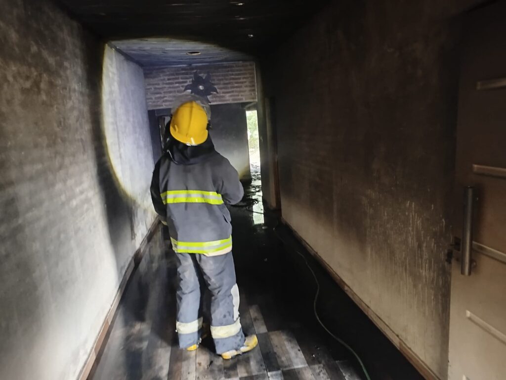 Intervención de bomberos evitó que una vivienda se incendiara por completo en Colonias Unidas