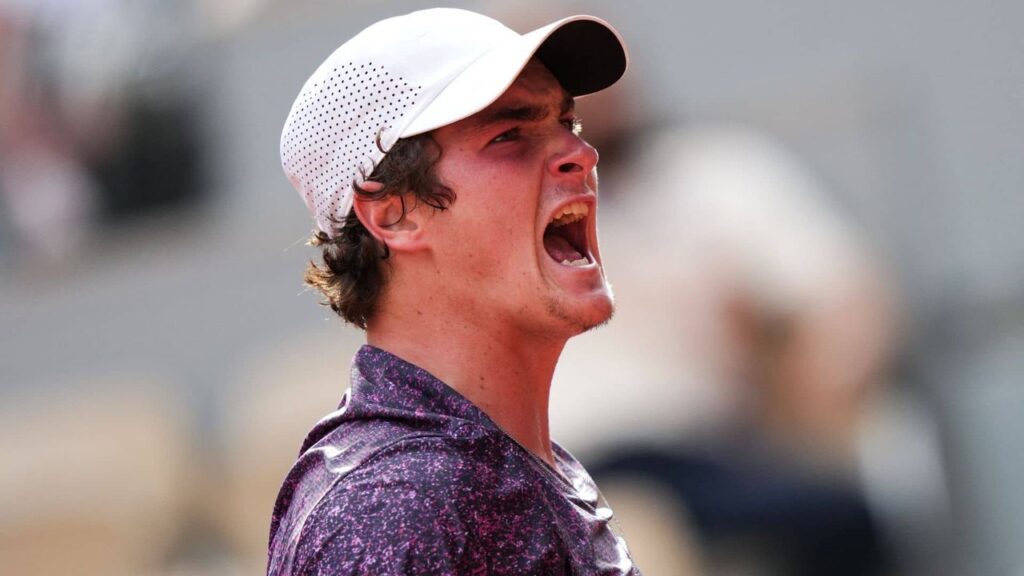 Fonseca eliminó a Djokovic en una remontada épica y avanzó a octavos en Roland Garros