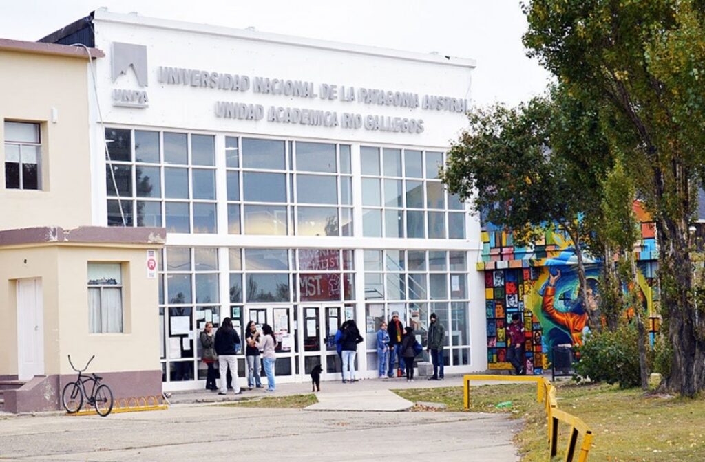 Horror en una universidad de Río Gallegos: un trabajador apuñaló a un alumno