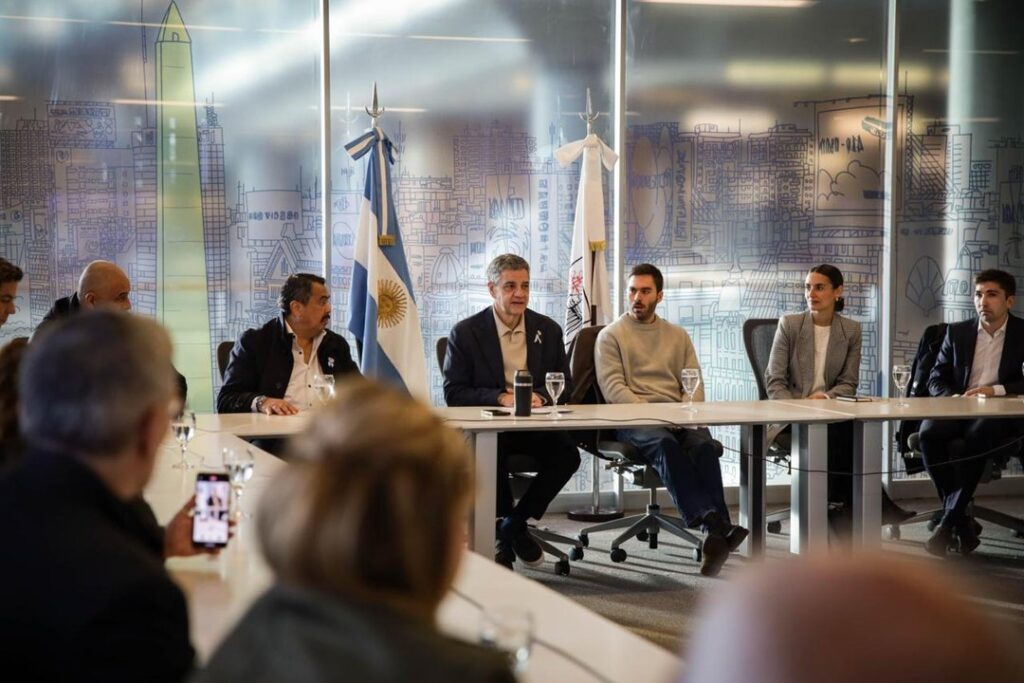 Jorge Macri anunció que los taxis y las aplicaciones “van a competir con reglas claras” en CABA