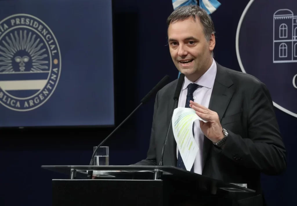 Adorni negó censura al periodismo y esquivó preguntas sobre sus viajes y la compra de inmuebles