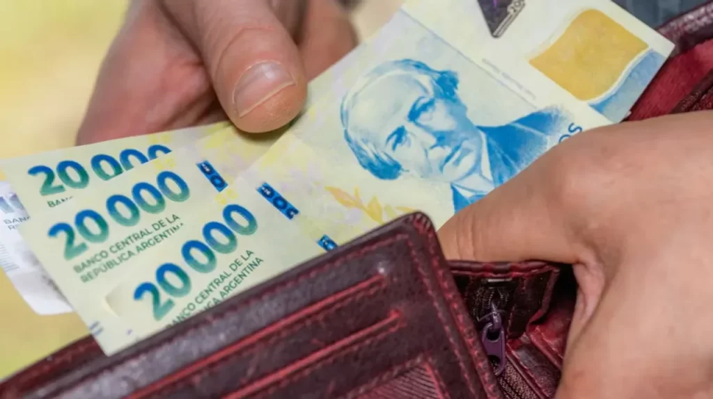 Se frenó el alza del crédito en pesos, pero crece en dólares