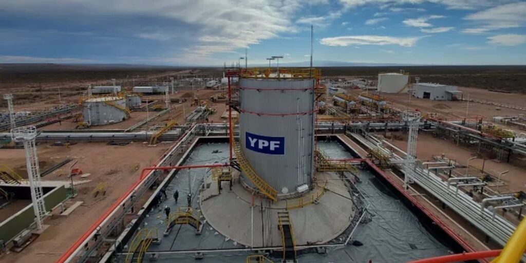 Escenario de contrastes: YPF se fortalece mientras crece la presión sobre el ajuste