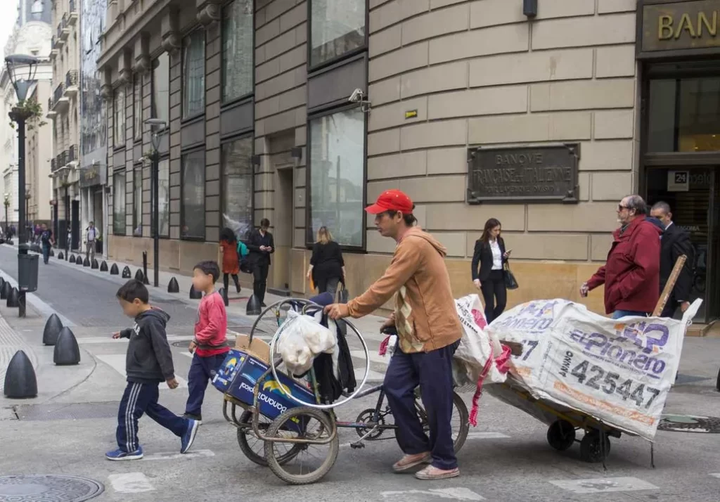 Ingresos: una familia tipo porteña necesitó más de $1,5 millones en abril para no ser pobre