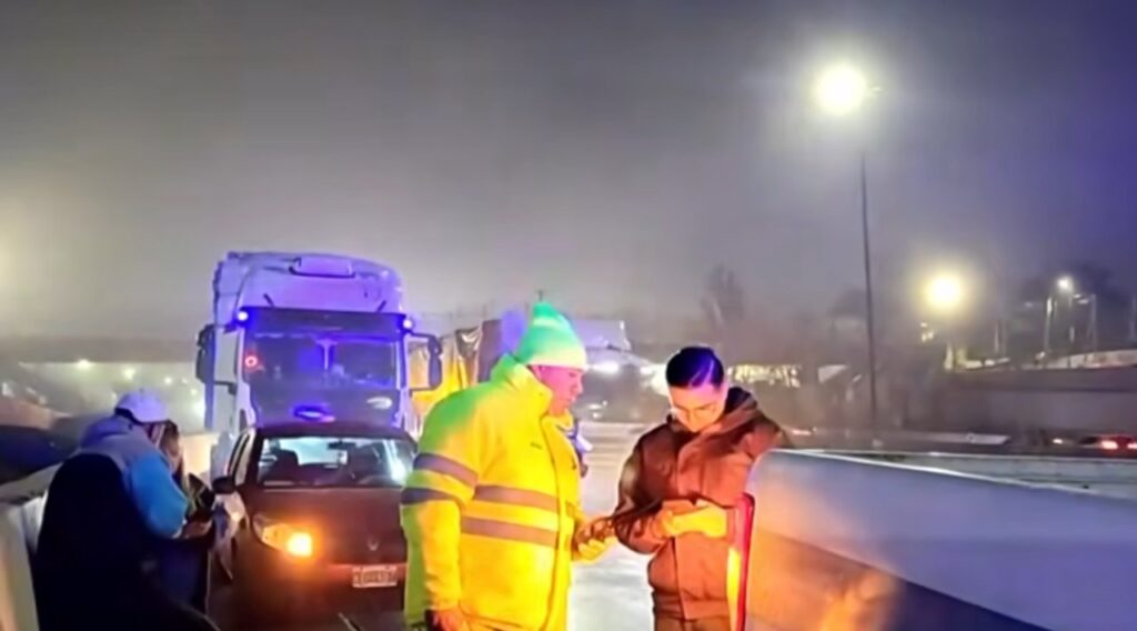 Autopista Dellepiane y avenida General Paz: choque de un camión y un auto