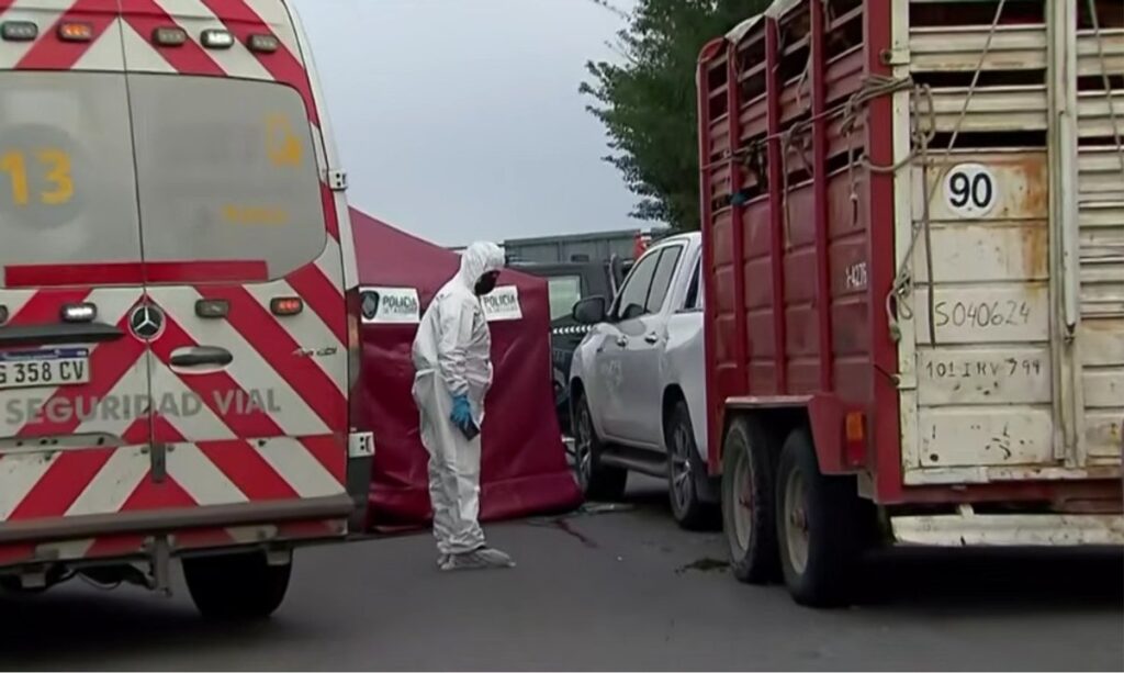 Un muerto y un herido al ser atropellados por una camioneta en el peaje de Parque Avellaneda: el conductor se dio a la fuga