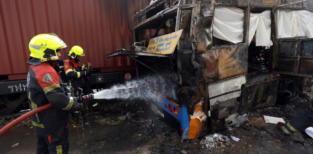 Tragedia en Bangkok: un accidente múltiple entre un tren y un micro dejó al menos ocho muertos
