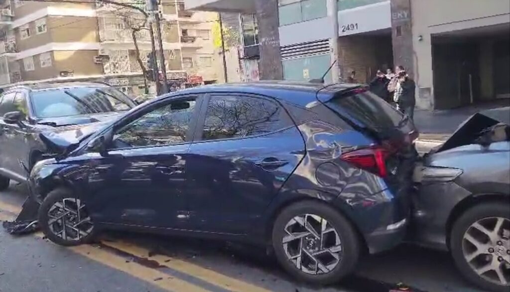 Una camioneta a contramano provocó un choque en cadena en Belgrano y dejó ocho heridos
