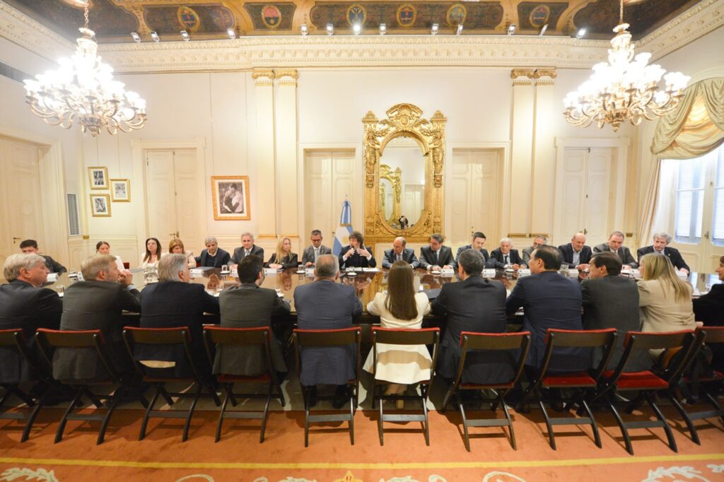 El Gobierno inició conversaciones con gobernadores y analiza convocar un nuevo consenso fiscal